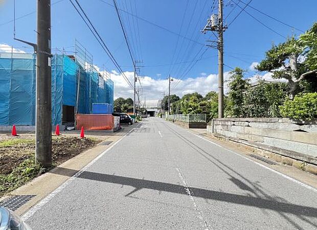 前面道路を含めた現地写真です。