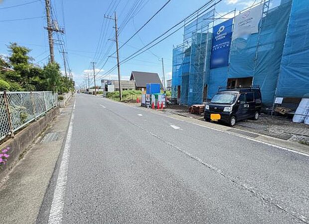 前面道路を含めた現地写真です。