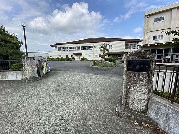 伊勢原市立山王中学校まで約550m(徒歩7分)