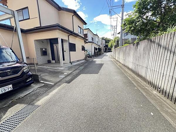 前面道路を含めた現地写真です。