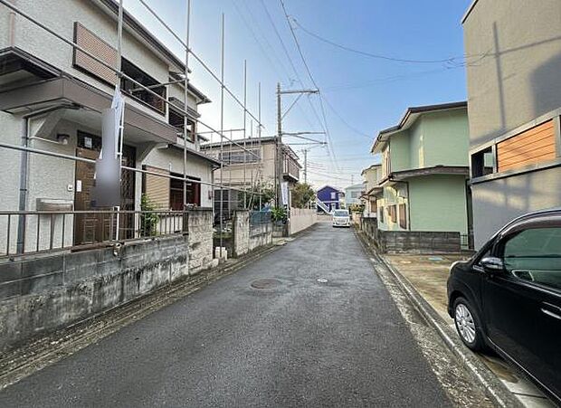 前面道路を含めた現地写真です。