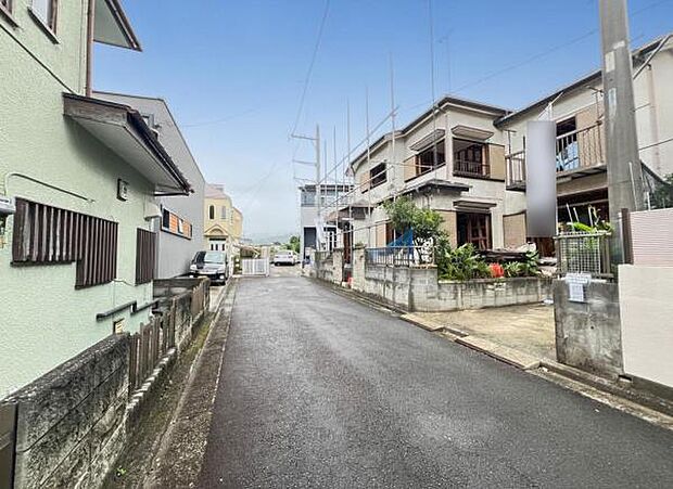 前面道路を含めた現地写真です。