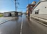 外観：前面道路を含めた現地写真です。