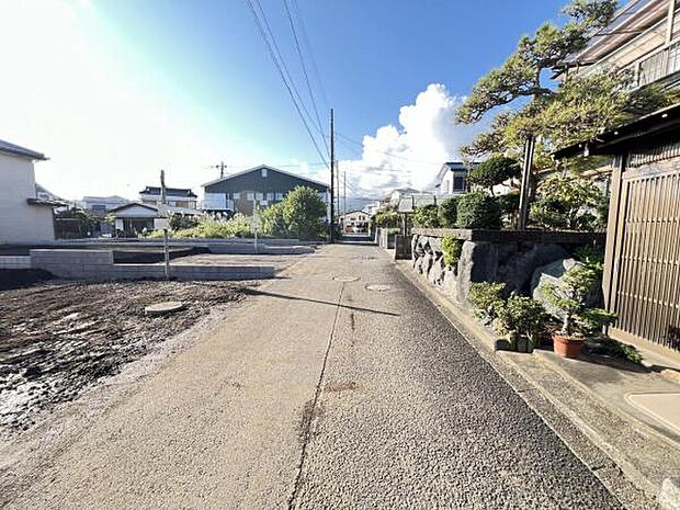 前面道路を含めた現地写真です。