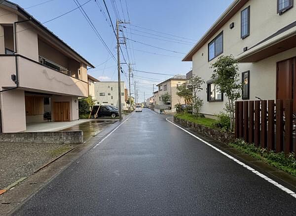前面道路を含めた現地写真です。