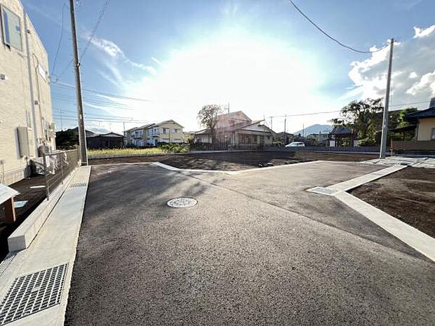 前面道路を含めた現地写真です。