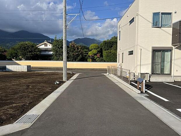 前面道路を含めた現地写真です。