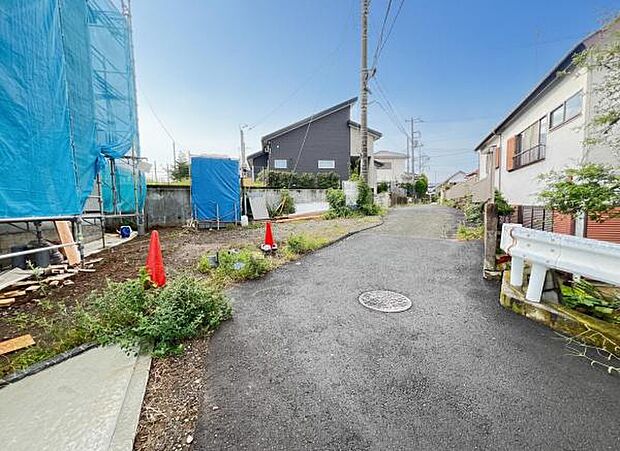 前面道路を含めた現地写真です。