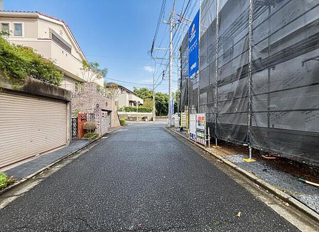 前面道路を含めた現地写真です。