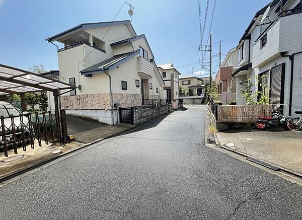 前面道路を含めた現地写真です。