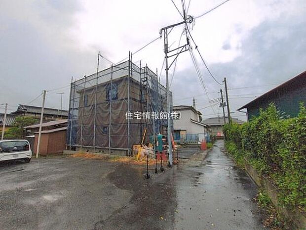 前面道路を含めた現地写真です。