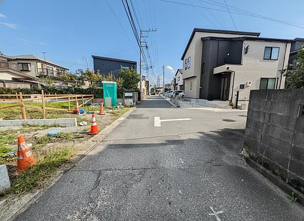 前面道路を含めた現地写真です。