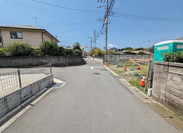 前面道路を含めた現地写真です。