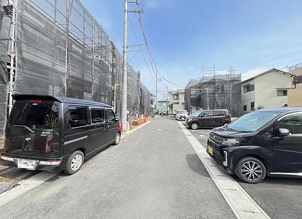 前面道路を含めた現地写真です。