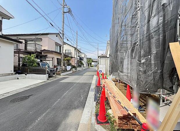 前面道路を含めた現地写真です。