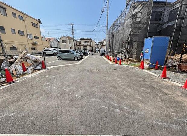前面道路を含めた現地写真です。