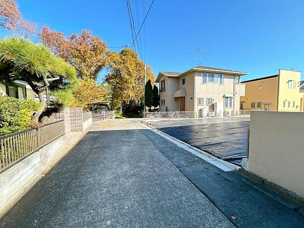 前面道路を含めた現地写真です。ぜひ周辺環境も併せてご覧ください。