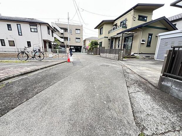 前面道路を含めた現地写真です。ぜひ周辺環境も併せてご覧ください。
