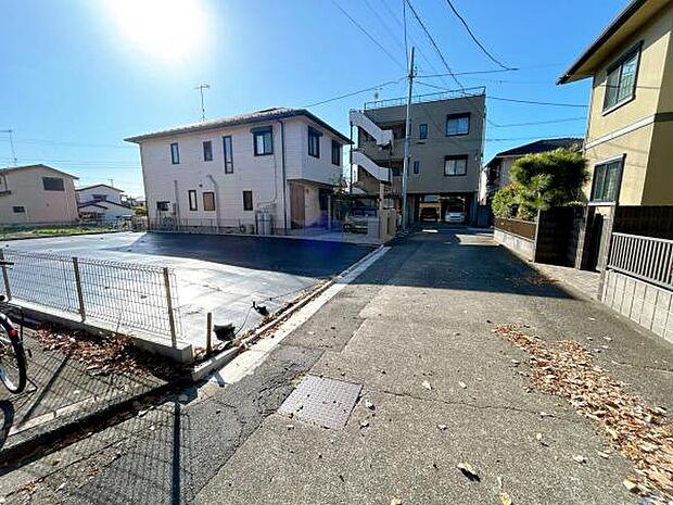 前面道路です。住宅地につき落ち着いた新生活を始められそうです。