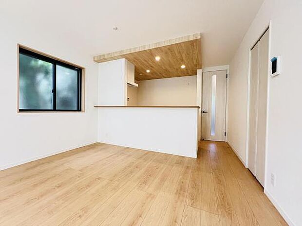 お食事中もキッチンと会話が楽しめるダイニングスペース。