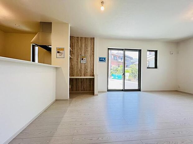 お食事中もキッチンと会話が楽しめるダイニングスペース。