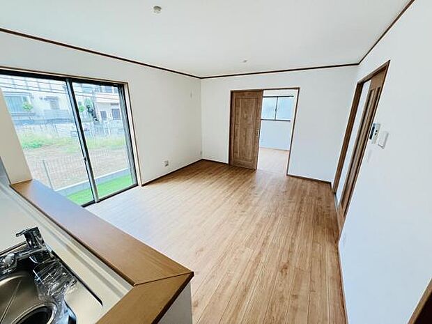 お食事中もキッチンと会話が楽しめるダイニングスペース。