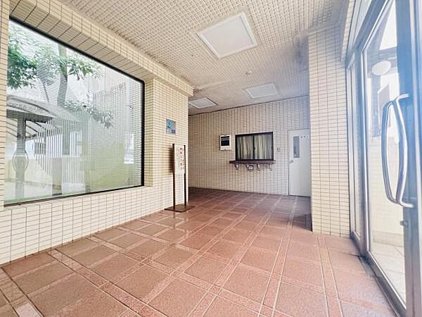 ゆったりとした印象のエントランスです。