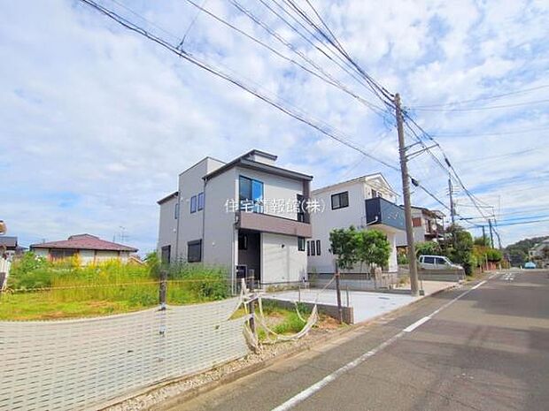 前面道路を含めた現地写真です。