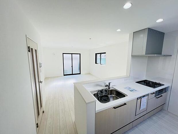 お食事中もキッチンと会話が楽しめるダイニングスペース。