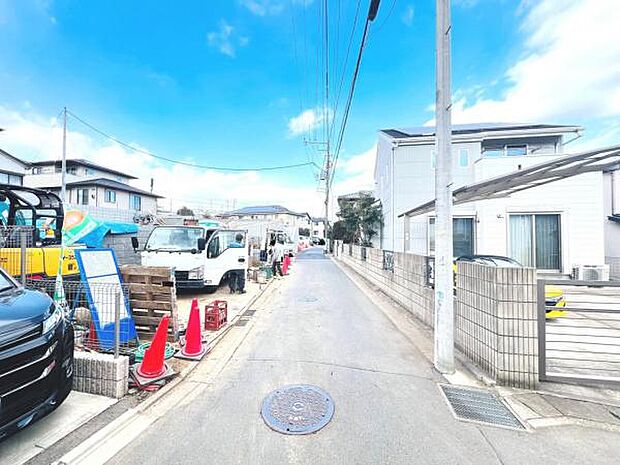 前面道路を含めた現地写真です。