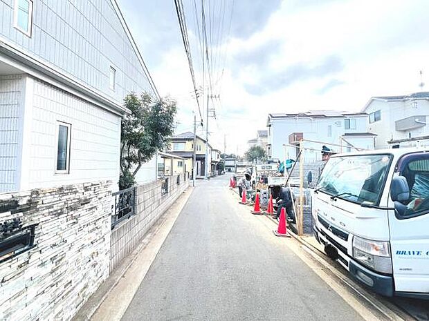 前面道路を含めた現地写真です。