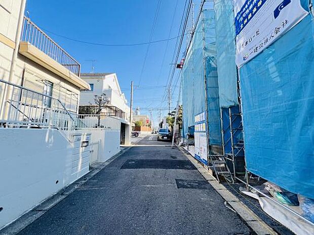 前面道路を含めた現地写真です。