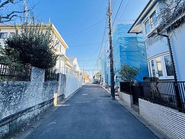 前面道路を含めた現地写真です。