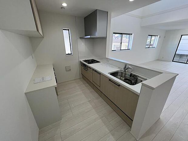 お食事中もキッチンと会話が楽しめるダイニングスペース。