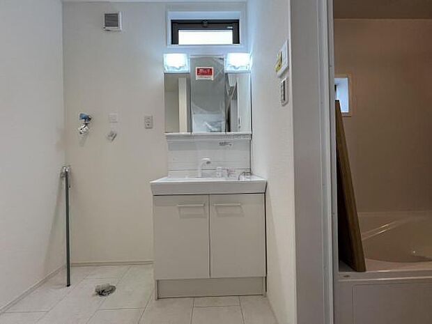 洗面化粧台です。朝の身支度から1日が始まります。