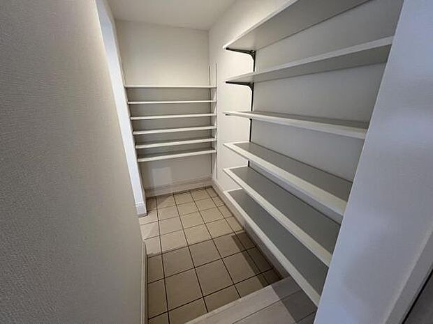 いつでもお部屋をスッキリお使い頂ける収納スペースを設置。