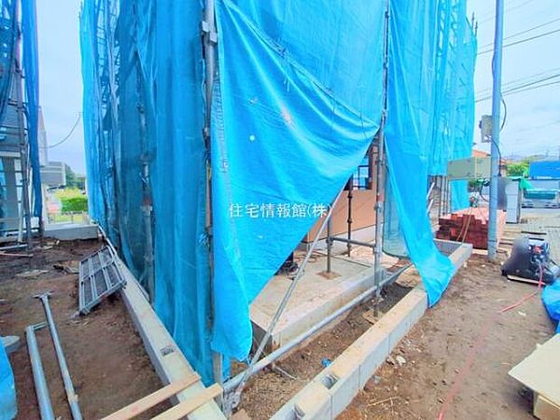 前面道路を含めた現地写真です。