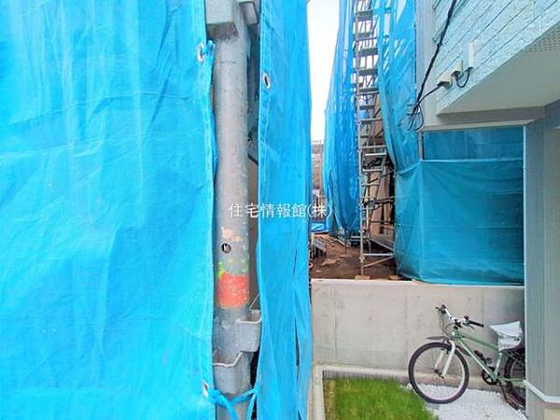 前面道路を含めた現地写真です。