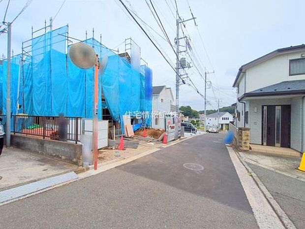 前面道路を含めた現地写真です。