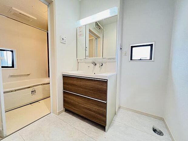 洗面化粧台です。朝の身支度から1日が始まります。