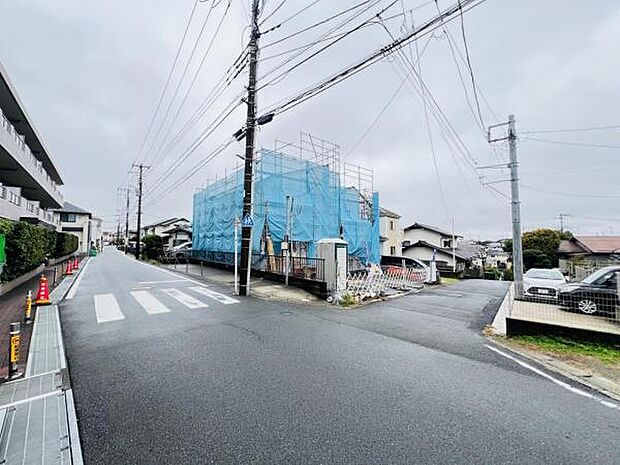 前面道路を含めた現地写真です。
