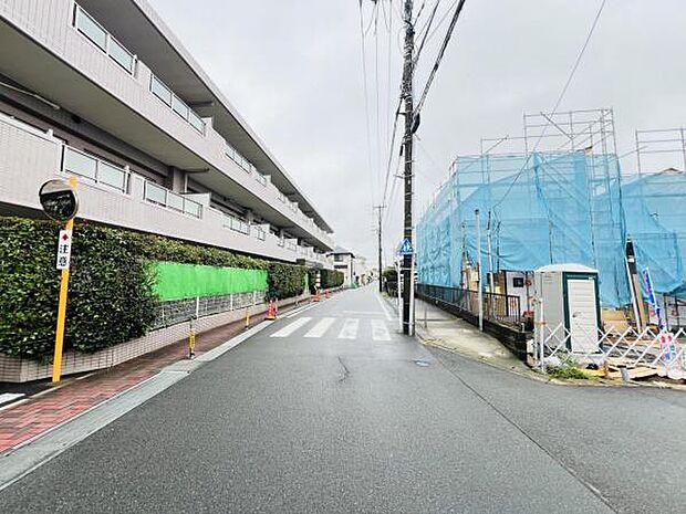 前面道路を含めた現地写真です。
