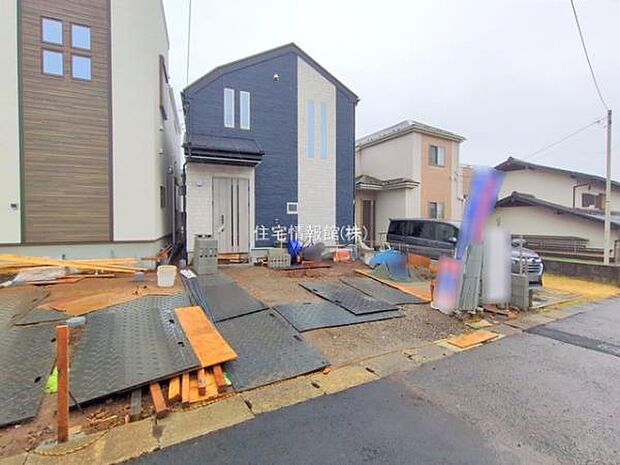 前面道路を含めた現地写真です。