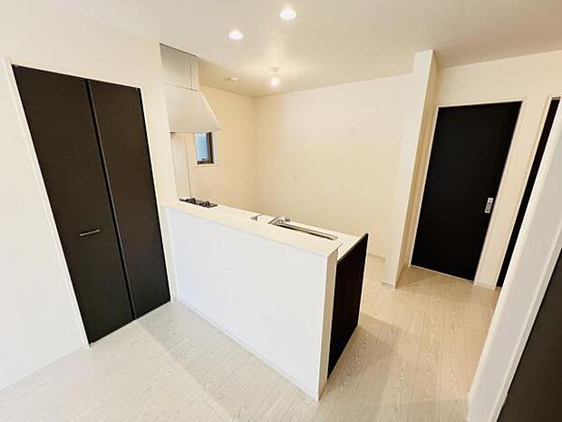 お食事中もキッチンと会話が楽しめるダイニングスペース。