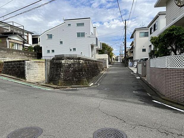 前面道路を含めた現地写真です。