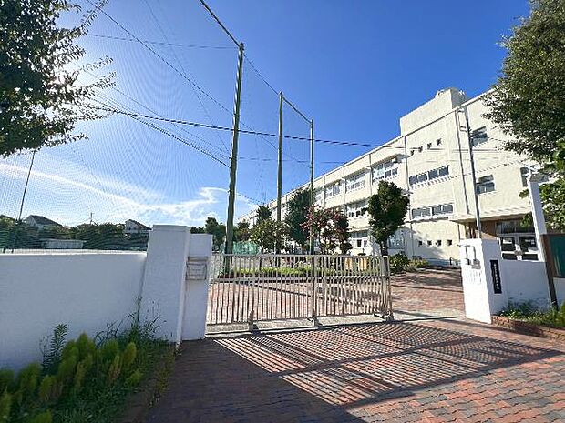 横浜市立鶴ケ峯中学校まで約750m（徒歩10分）