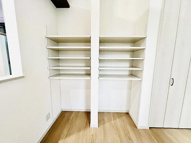 いつでもお部屋をスッキリお使い頂ける収納スペースを設置。