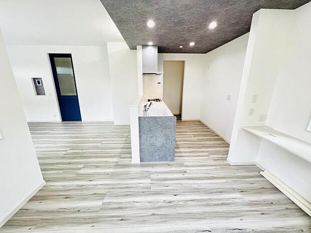 お食事中もキッチンと会話が楽しめるダイニングスペース。