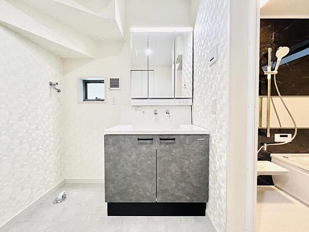 洗面化粧台です。朝の身支度から1日が始まります。