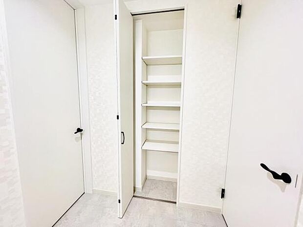 中の物を確認しやすく、取り出しやすい収納スペース。お部屋を広々とお使いいただけます。